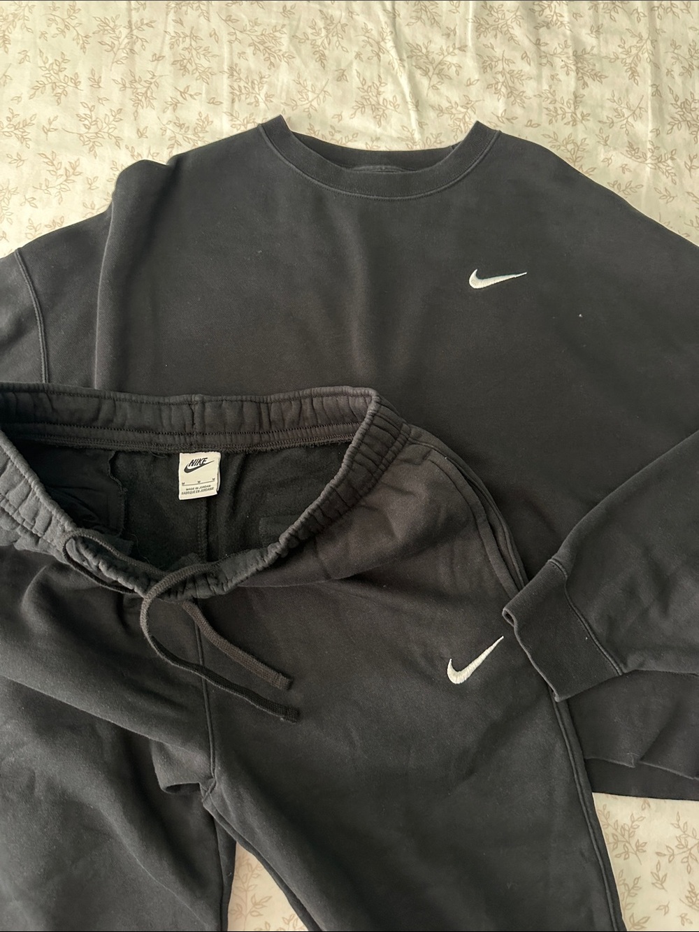 Nike Black Crewneck baggy Sweatshirt and Matching Joggers Set